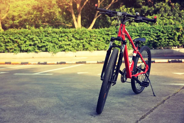 Bicikli a parkolóban — Stock Fotó