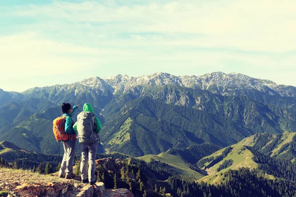 Wanderfreunde auf Berggipfel — Stockfoto