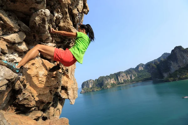 Młoda kobieta skale wspinacz — Zdjęcie stockowe