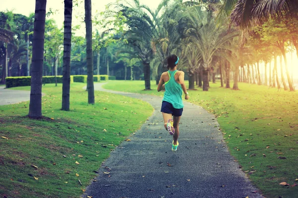Mujer asiática corriendo en tropical park — Foto de Stock