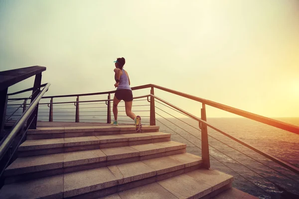 Jovem fitness mulher esporte — Fotografia de Stock