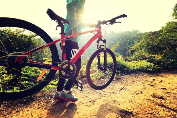 dağ bisikleti ile genç kadın