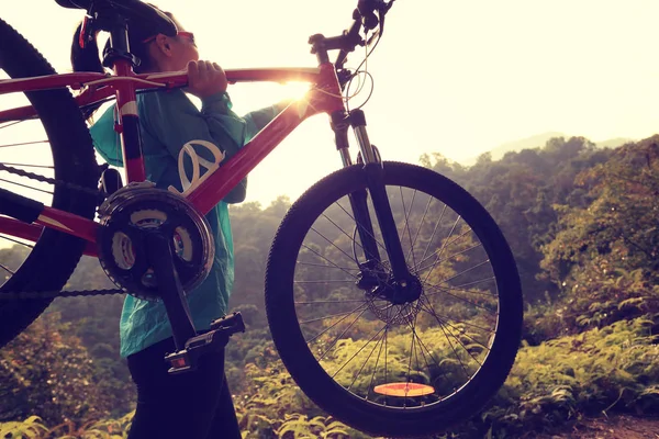 Mujer joven con bicicleta de montaña —  Fotos de Stock