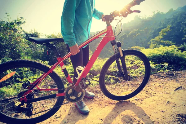 Jovem mulher com bicicleta de montanha — Fotografia de Stock