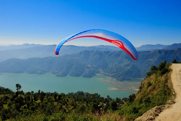 Paraglider preparing to launch in air — Stock Photo, Image