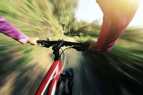 Mujer joven montando en bicicleta de montaña —  Fotos de Stock