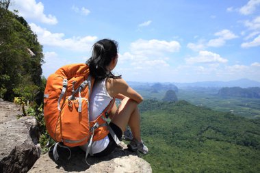 sırt çantası dağ tepe üzerinde oturan kadınla 