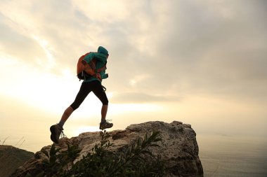 dağ tepe tırmanma uzun yürüyüşe çıkan kimse 