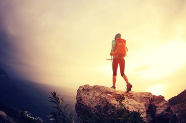 dağ tepe tırmanma uzun yürüyüşe çıkan kimse 