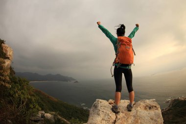 kaldırdı elleriyle genç yolcusu