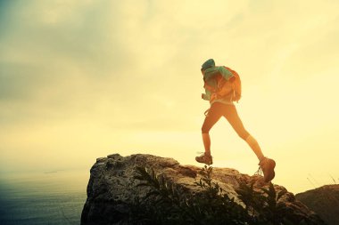 dağ tepe tırmanma uzun yürüyüşe çıkan kimse 