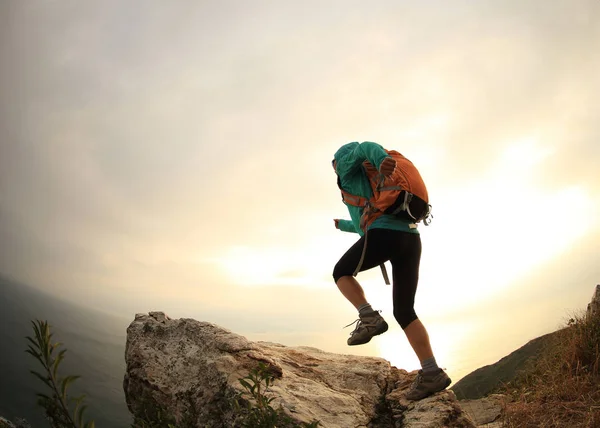 Hiker klättring på bergstopp — Stockfoto