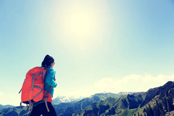 Backpacker resa bland bergen — Stockfoto