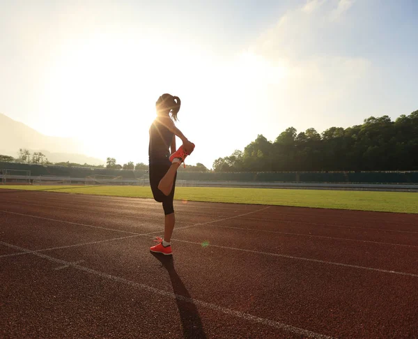 Genç kadın bacaklarını açıyor.