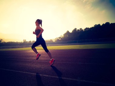 Stadyum yolda çalışan genç kadın