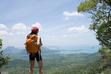 kadın backpacker dağ tepe üzerinde duran
