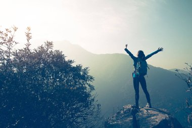 kaldırdı elleriyle genç yolcusu