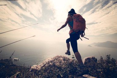 dağ tepe tırmanma uzun yürüyüşe çıkan kimse 