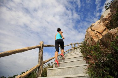 kadın dağ merdivenlerde koşma
