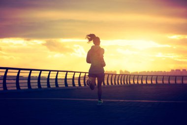  Deniz kenarında çalışan kadın