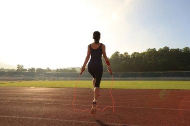 Genç fitness kadını