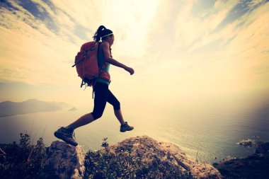 dağ tepe tırmanma uzun yürüyüşe çıkan kimse 