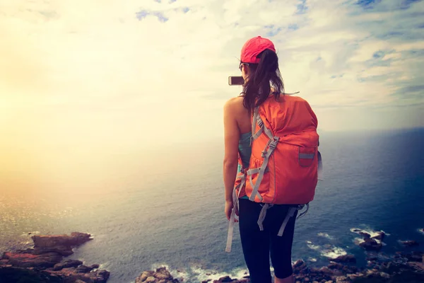 Escursionista donna che fotografa il mare — Foto Stock
