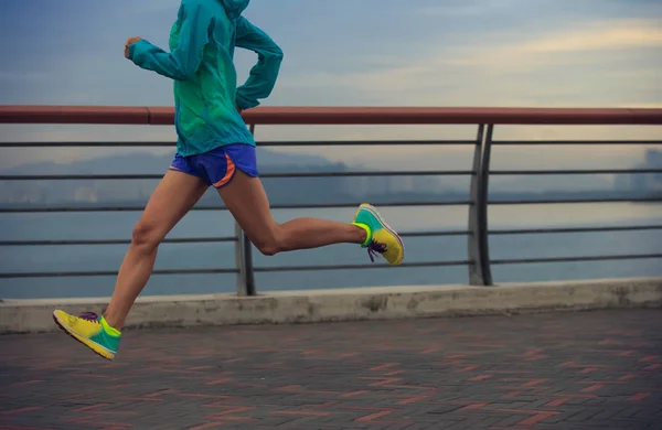 Mladí fitness žena běžící přímořské — Stock fotografie