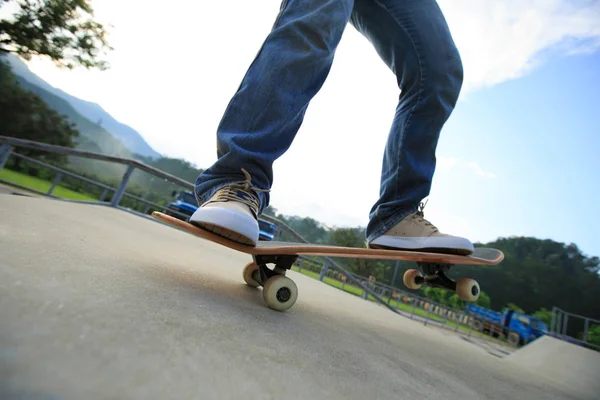 Skateboardåkare ben tränar utomhus — Stockfoto