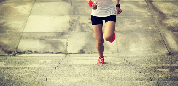 上の階に走っている若いスポーツ女性 — ストック写真