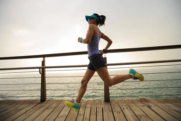 Fiatal fitness nő futó tengerparti — Stock Fotó