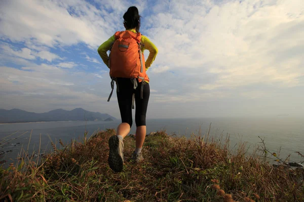 女登山者在山 — 图库照片