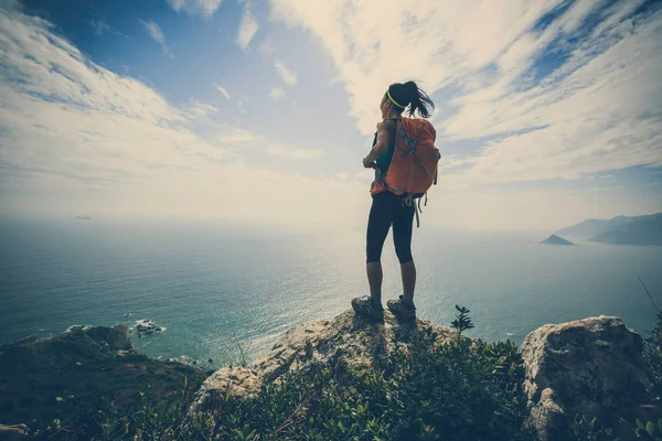 Caminhante em pé no pico da montanha — Fotografia de Stock