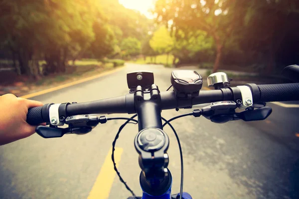 Mujer joven montando en bicicleta de montaña —  Fotos de Stock