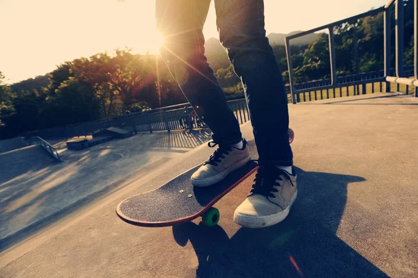 Skateboardåkare ben tränar utomhus — Stockfoto