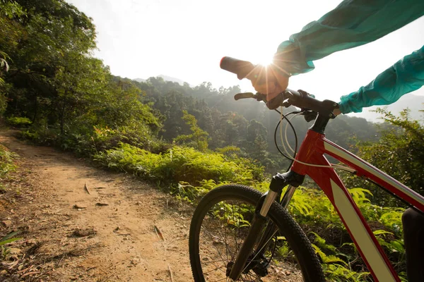 Riding mountain bike — Stock Photo, Image