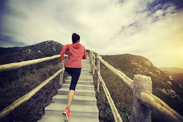 Жінка біжить по гірських сходах — стокове фото