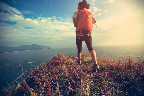 Escursionista femminile in montagna — Foto Stock