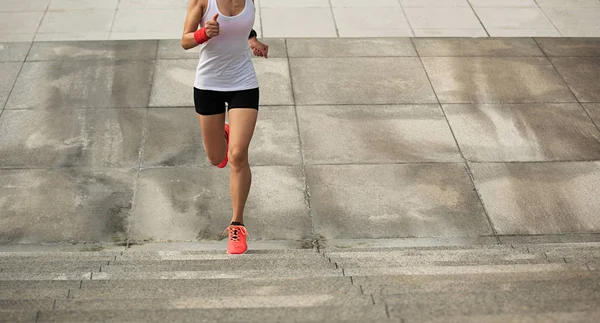 Giovane donna sportiva correre al piano di sopra — Foto Stock