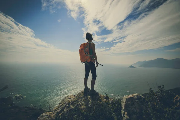 Escursionista in piedi sulla cima della montagna — Foto Stock