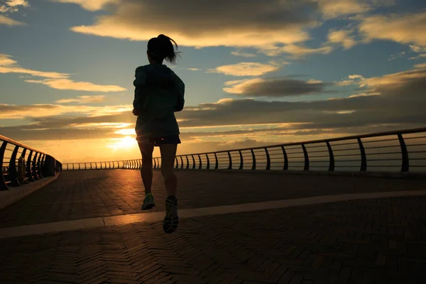 海辺で走っている女性 — ストック写真