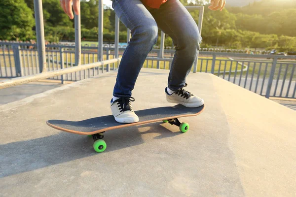 Πόδια skateboarder εξάσκηση σε εξωτερικούς χώρους — Φωτογραφία Αρχείου