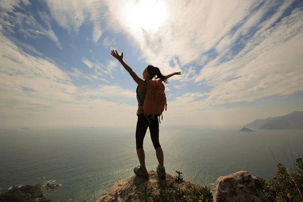 Jovem viajante com as mãos levantadas — Fotografia de Stock