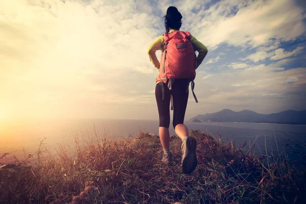 Perempuan pejalan kaki di gunung — Stok Foto