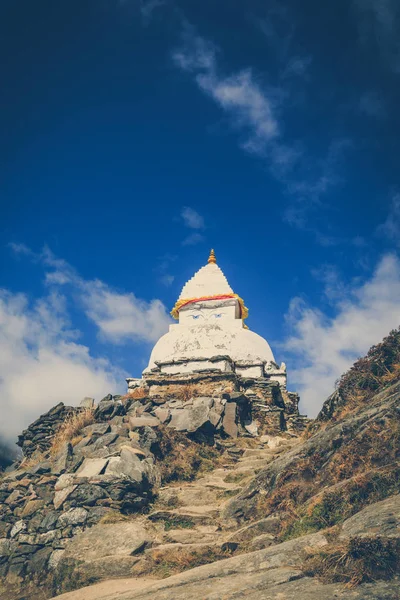 Stupa a caminho do acampamento base — Fotografia de Stock