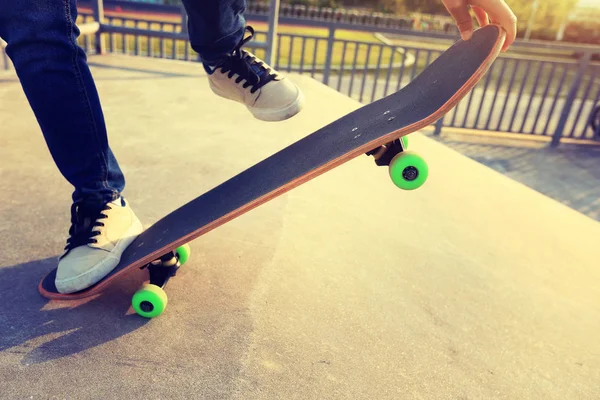 Gambe skateboarder praticare all'aperto — Foto Stock