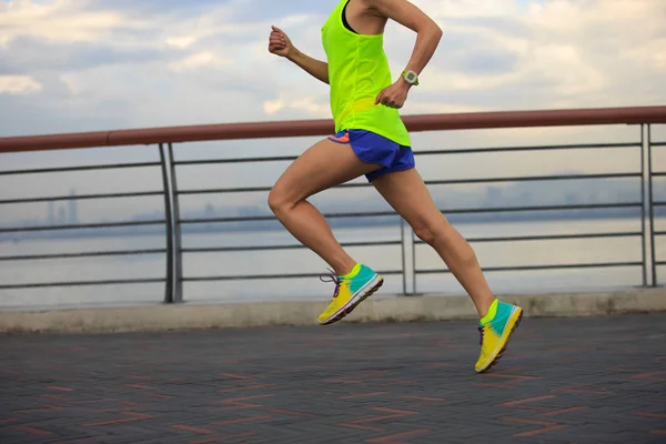 Jovem mulher fitness correndo litoral — Fotografia de Stock