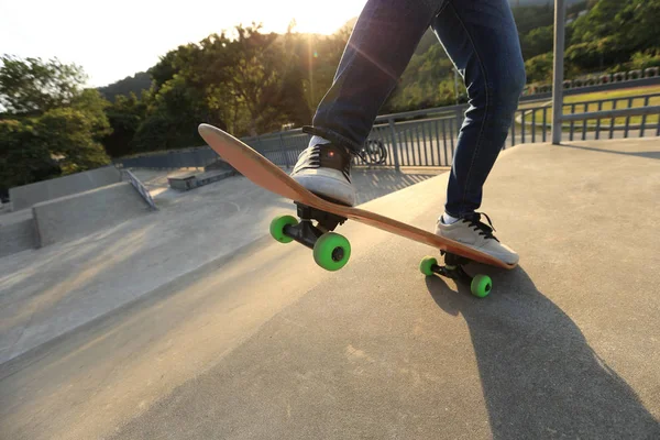 Gambe skateboarder praticare all'aperto — Foto Stock