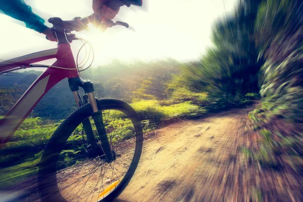 Montar bicicleta de montaña — Foto de Stock