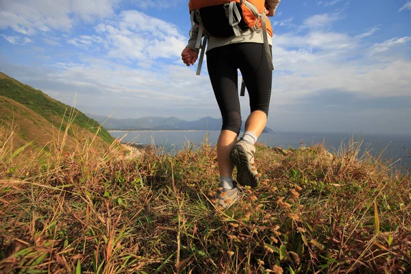 Senderista en la montaña — Foto de Stock